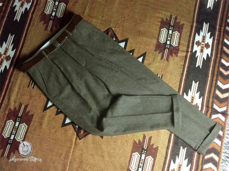 Pleat and pocket detail